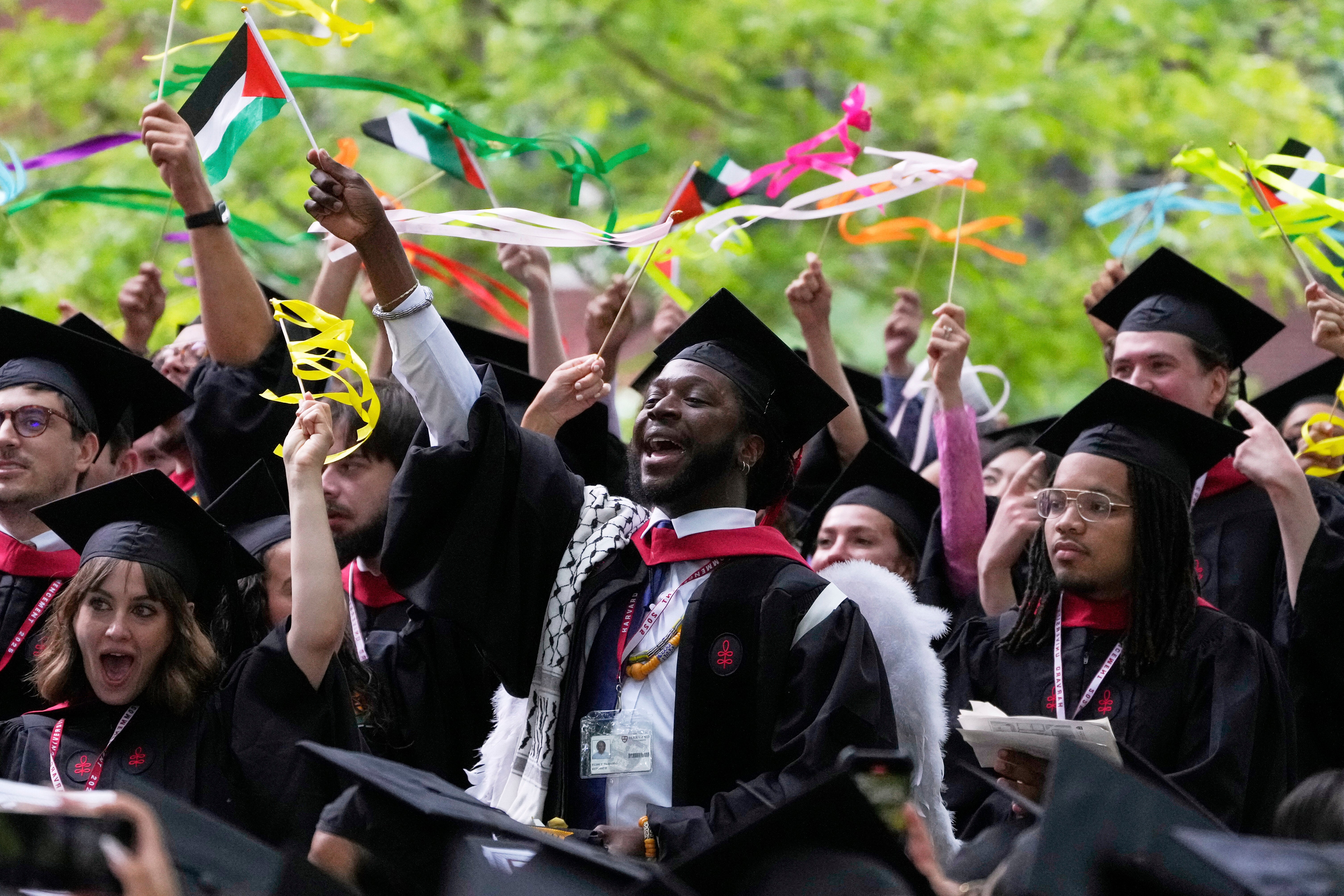 <p>Graduados celebrando</p>