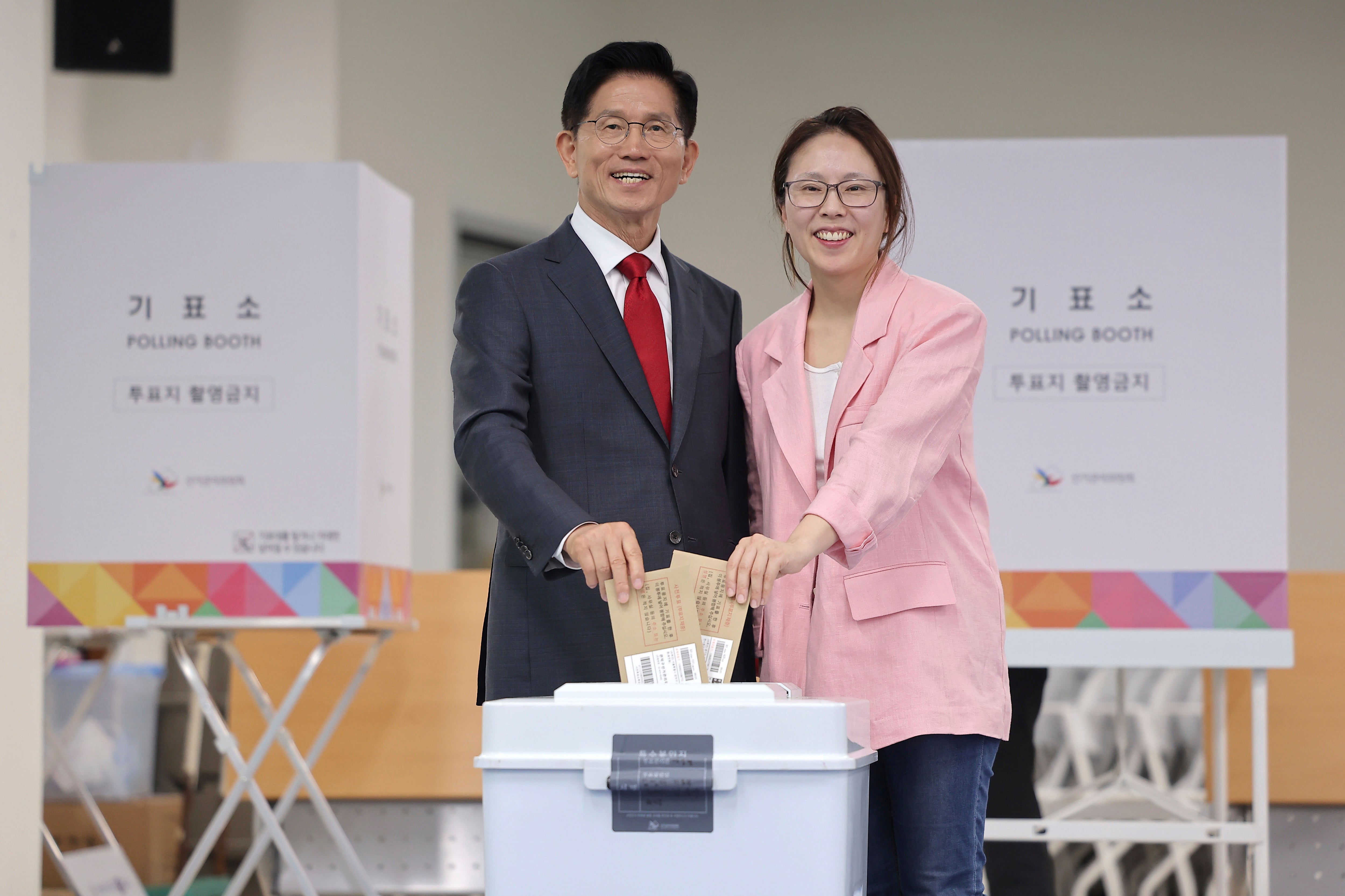 South Korean People Power Party's presidential candidate Kim Moon Soo and his daughter Kim Dong Ju cast their early votes for the June 3 presidential election