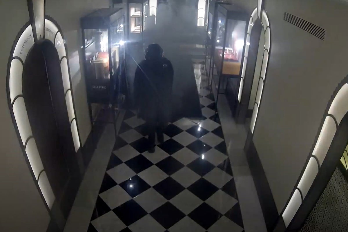 Watch: Crowds flee as burglar triggers smoke grenades at Claridge’s Hotel in £190k jewellery heist attempt