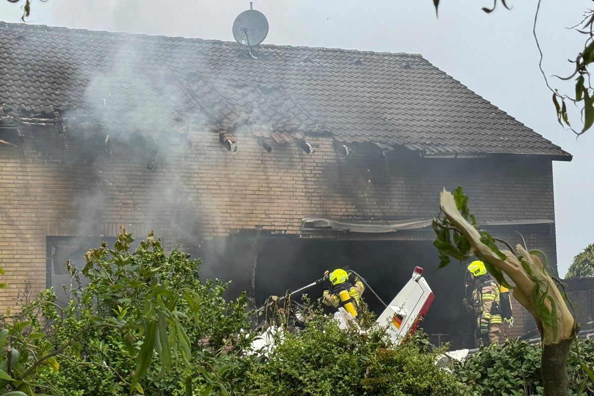 A small plane crashes into the terrace of a house in Germany. 2 people are dead