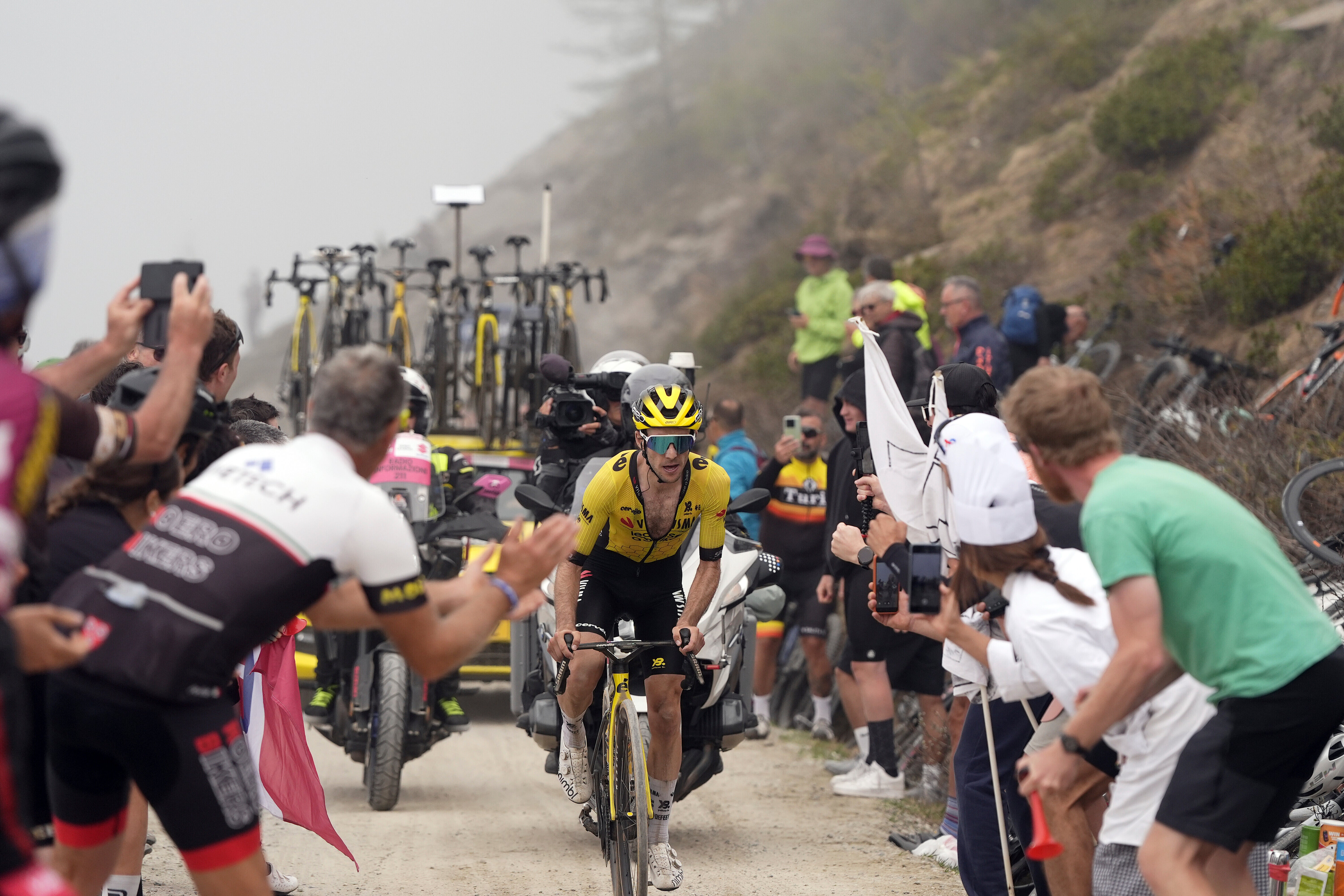 Simon Yates rode clear of Isaac del Toro and Richard Carapaz on the Colle delle Finestre