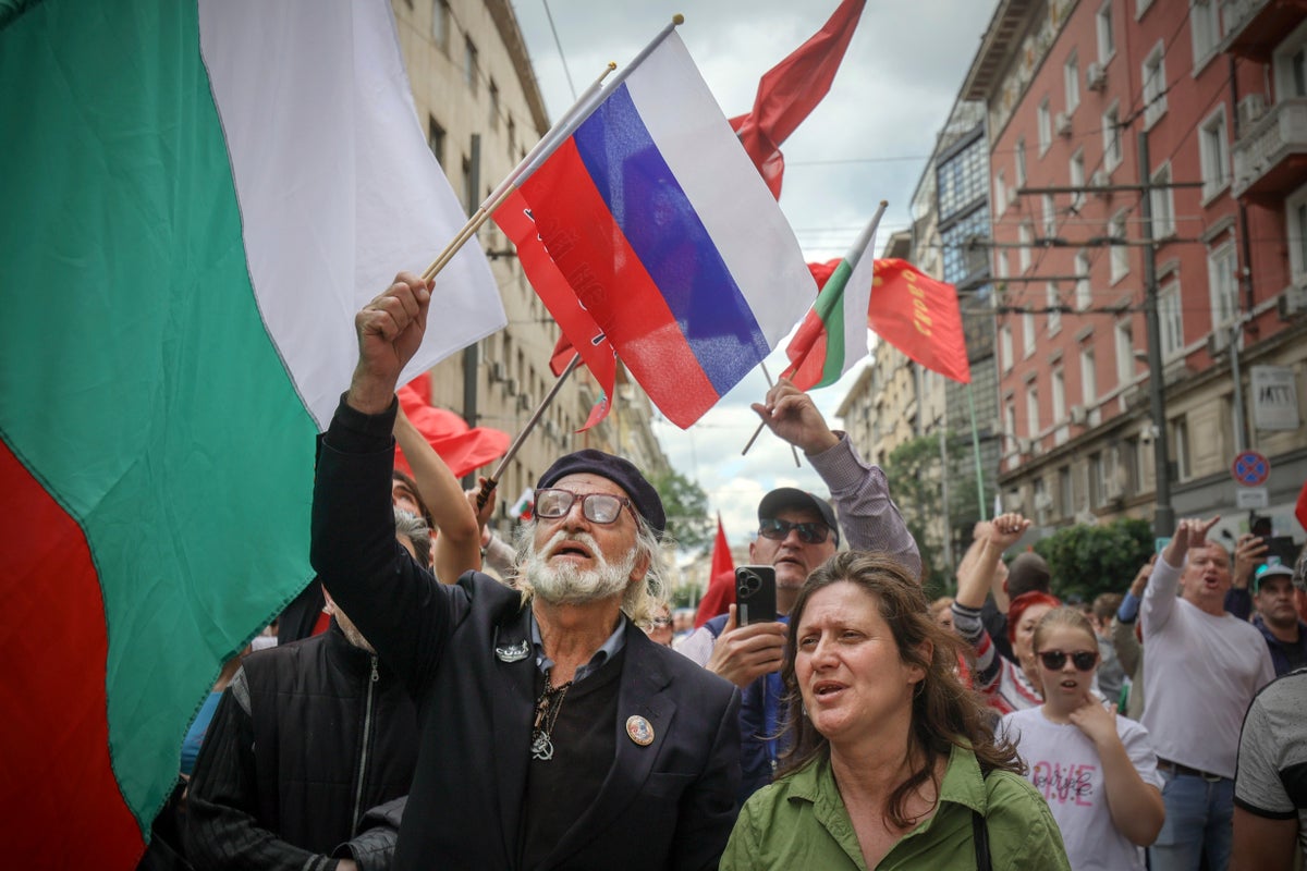 Bulgarian nationalists protest government plans to adopt the euro currency