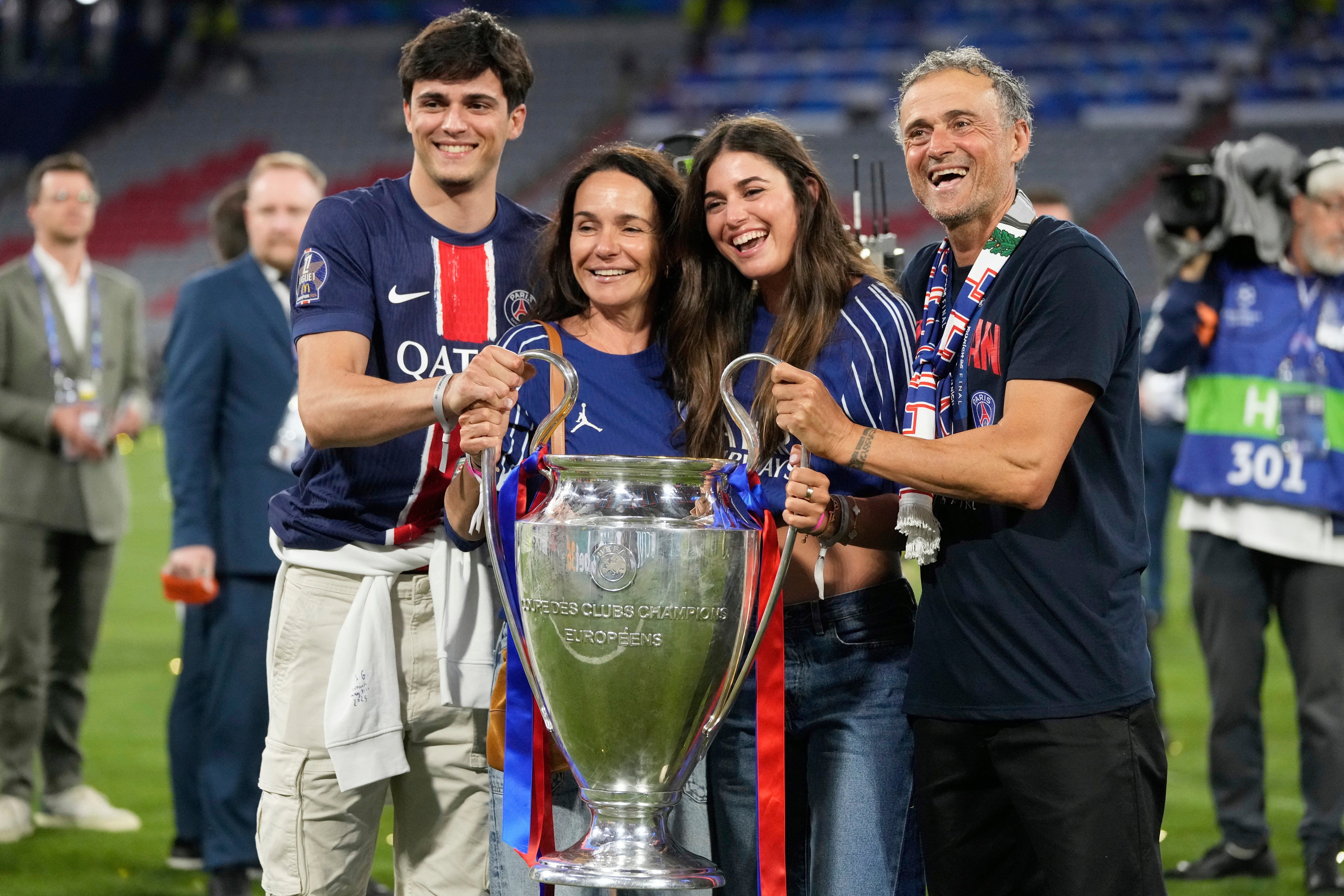 Paris Saint-Germain-Trainer Luis Enrique und seine Familie machen ein Foto mit der Trophäe, nachdem er das Champions League-Finale gewonnen hat
