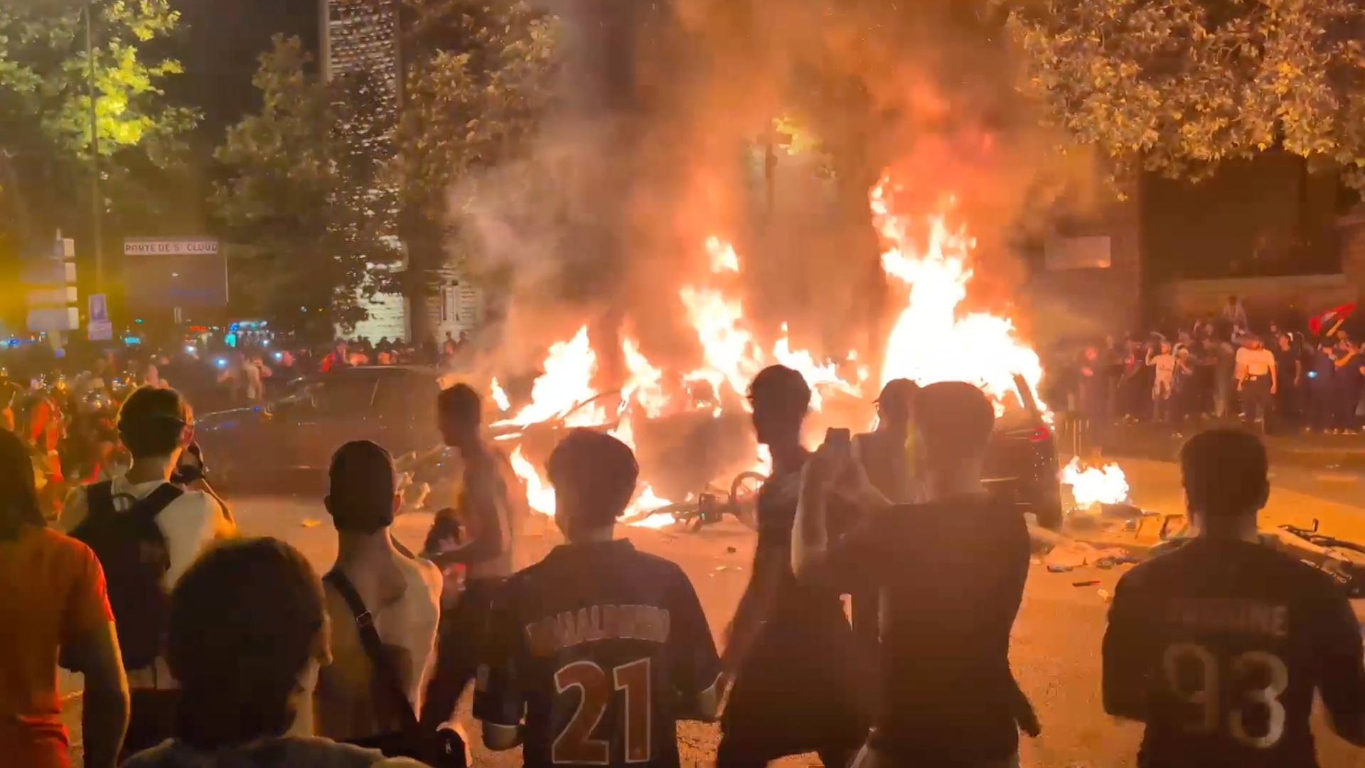 Os carros estão incendiados em Paris após a vitória da PSG na Liga dos Campeões