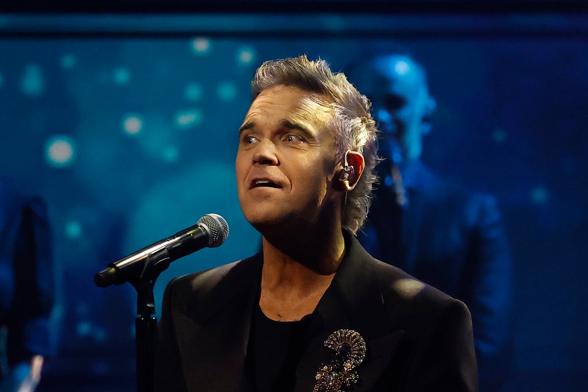 Robbie Williams’s first Britpop show in Edinburgh veers from electrified showmanship to plain awful Robbie Williams’s first Britpop show in Edinburgh veers from electrified showmanship to plain awful