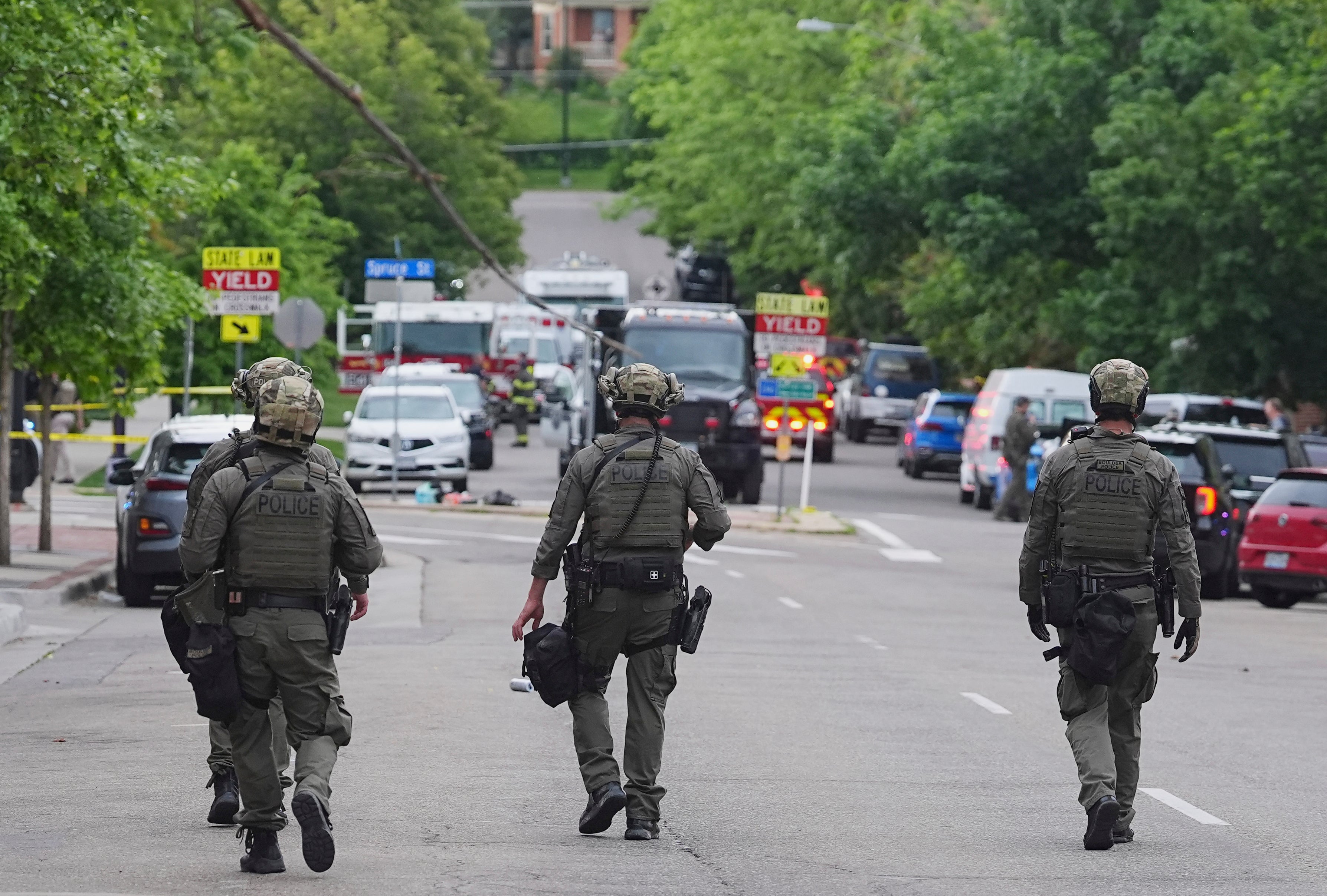Law enforcement officials investigate after an attack on the Pearl Street Mall, Sunday, June 1, 2025, in Boulder, Colo. (AP Photo/David Zalubowski)