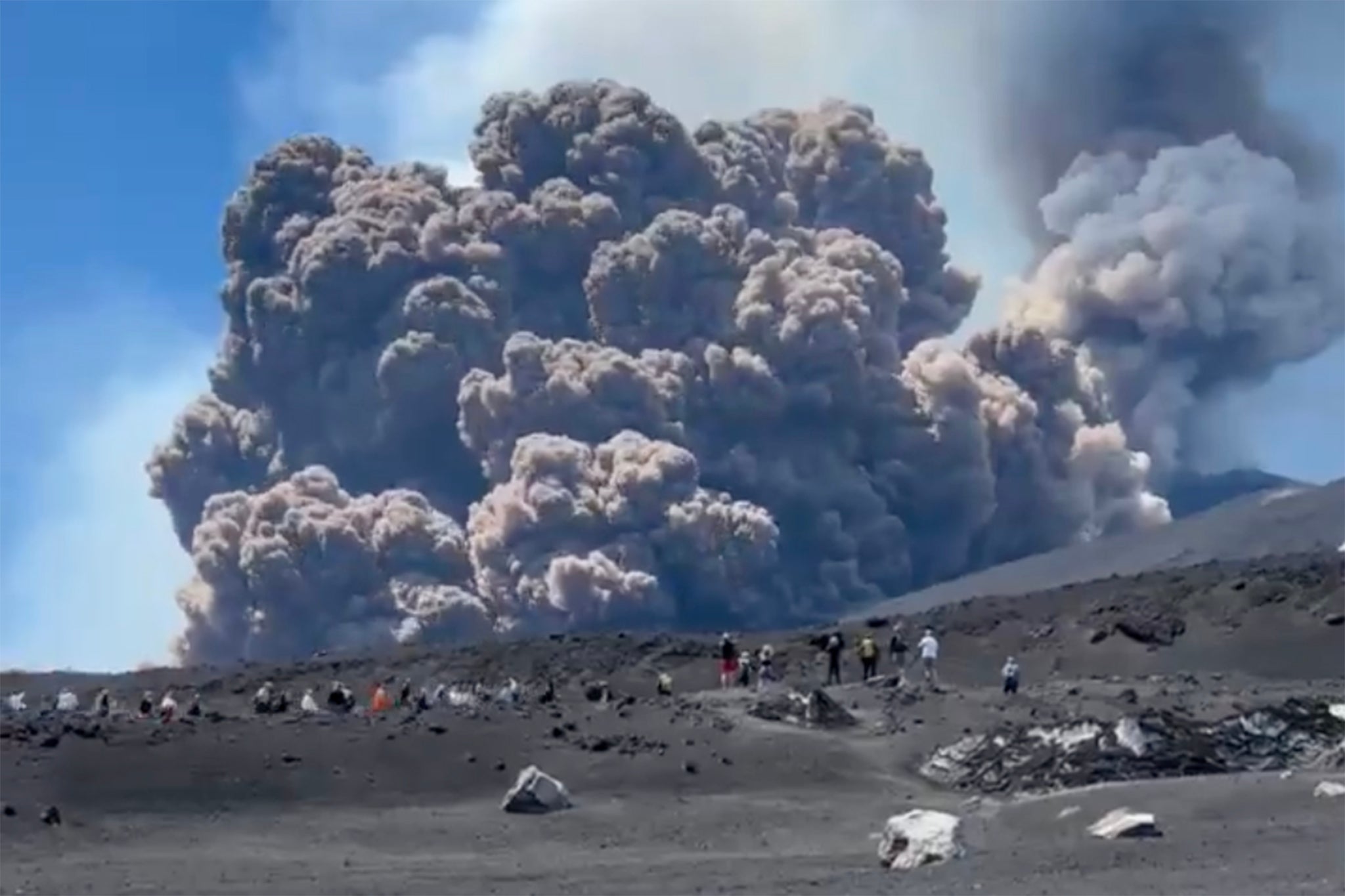 Tourists flee as Etna erupts