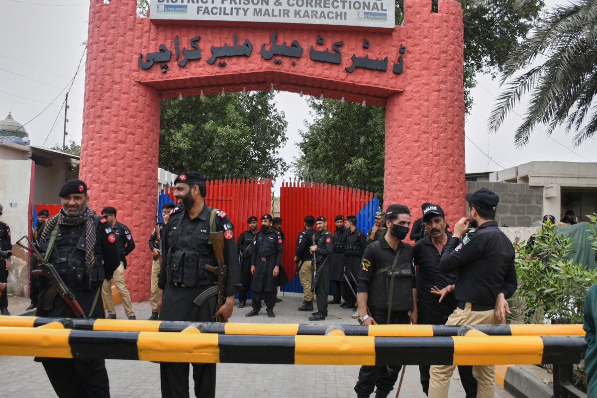 Over 100 inmates escape from a Pakistan prison after an earthquake ...