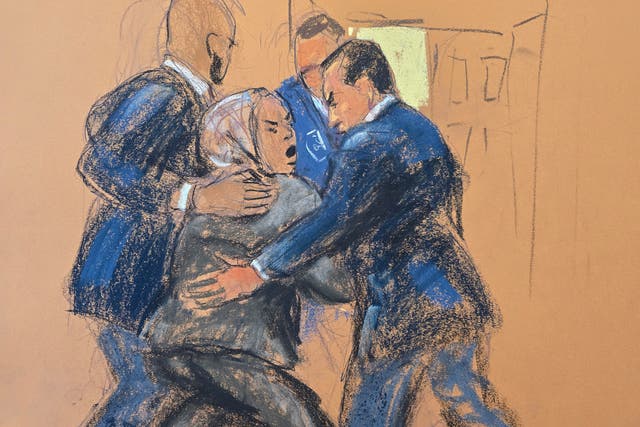 <p>La policía sacó a la fuerza a una seguidora de Sean “Diddy” Combs de un tribunal en Nueva York, luego de que lanzara una serie de insultos en pleno arranque de furia</p>