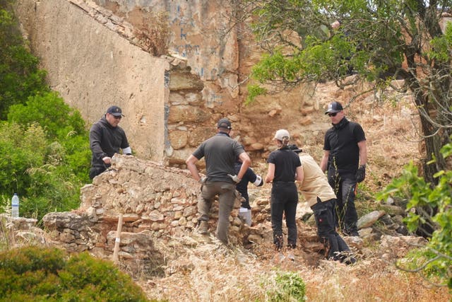 <p>Equipos de búsqueda registran una propiedad abandonada al oeste de Praia de Luz, Portugal</p>