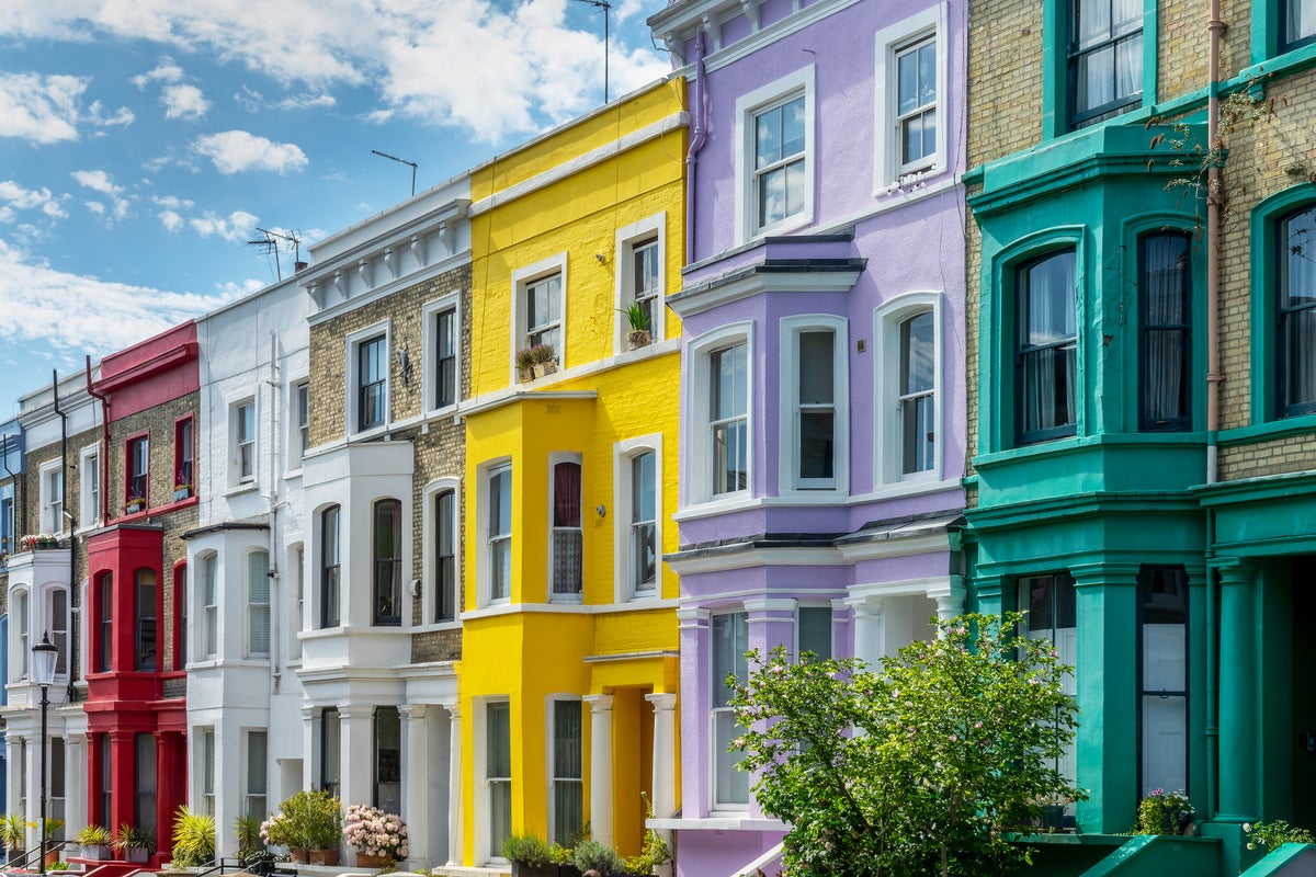 Fed-up Notting Hill residents paint famous colourful houses black to deter influencers