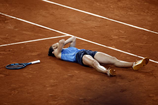 <p>Lois Boisson se deja caer de espaldas tras sellar su pase a semifinales en Roland Garros</p>