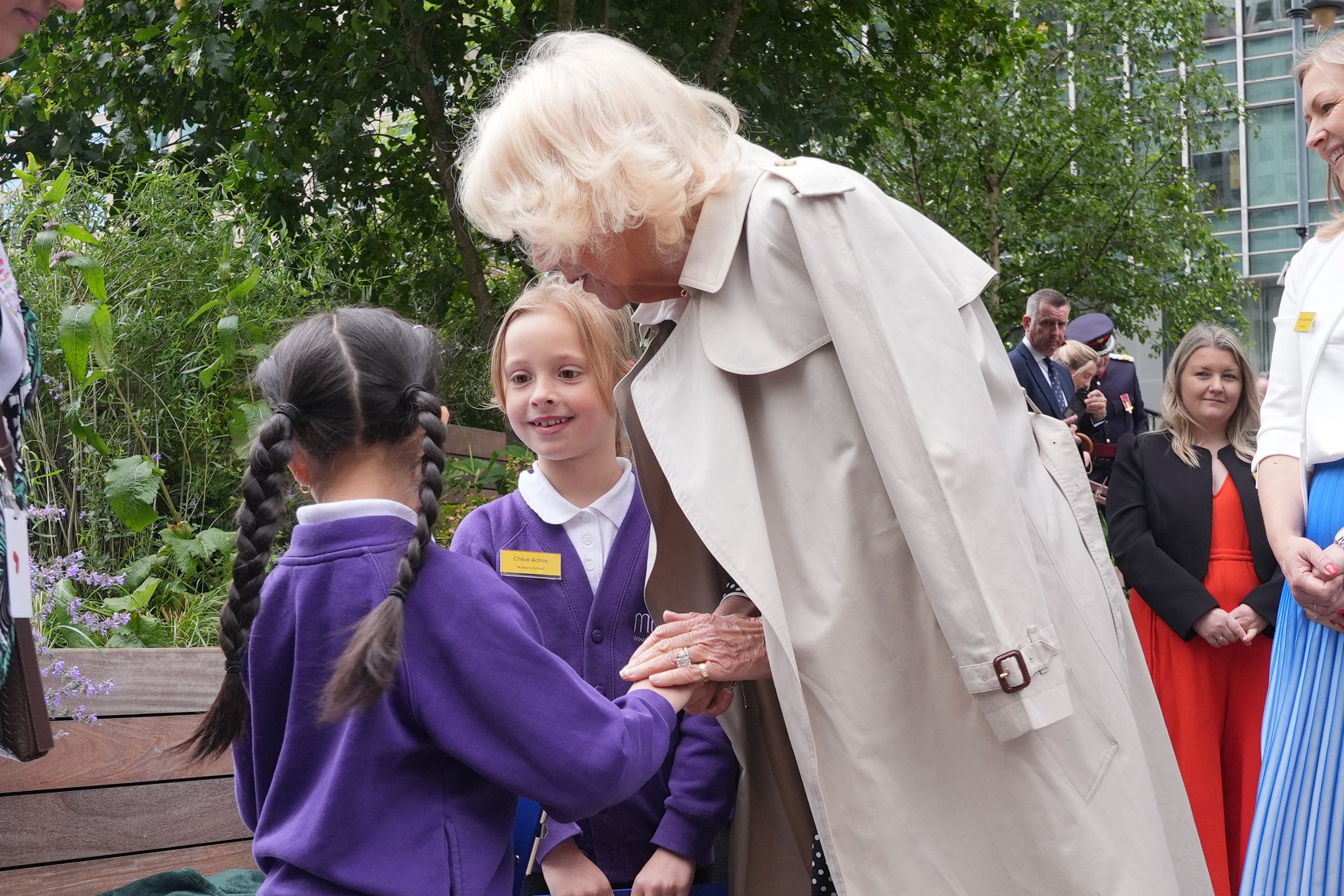 The Queen meets children from year two at the Mulberry Wood Wharf School (Yui Mok/PA)