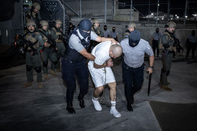 <p>Llevan a un detenido a la prisión CECOT de El Salvador</p>