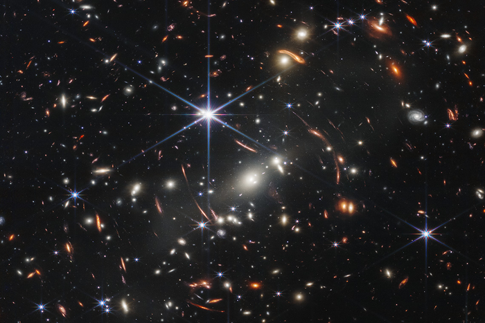 Thousands of galaxies flood a near-infrared high-resolution image of galaxy cluster SMACS 0723