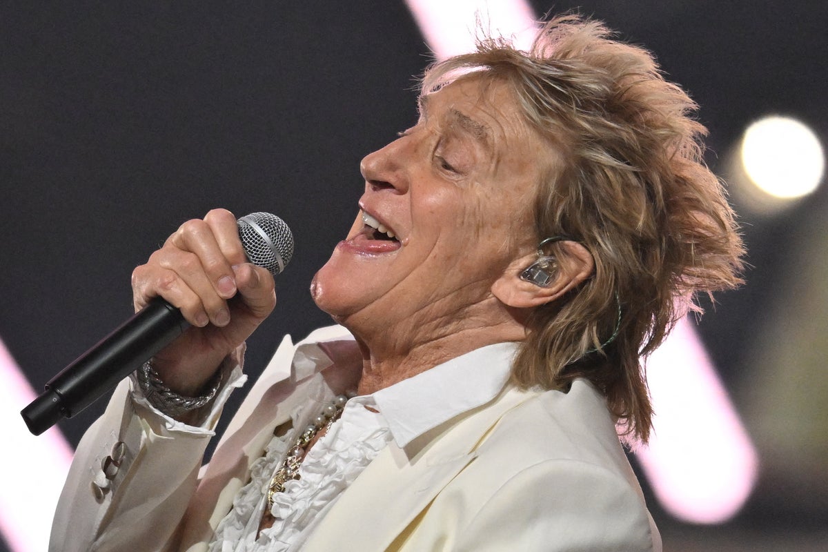 Rod Stewart forced to cancel six more gigs ahead of Glastonbury