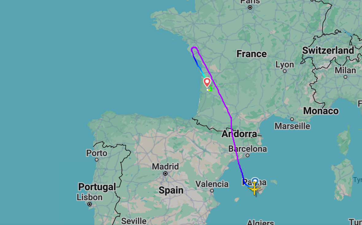 <p>U-turn: Flightpath of easyJet 3362 from Palma, which diverted to Bordeaux</p>