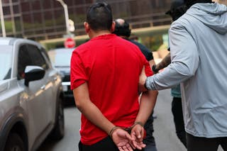 Federal agents detained detainees for vehicles after leaving the intensive monitoring program on Wednesday
