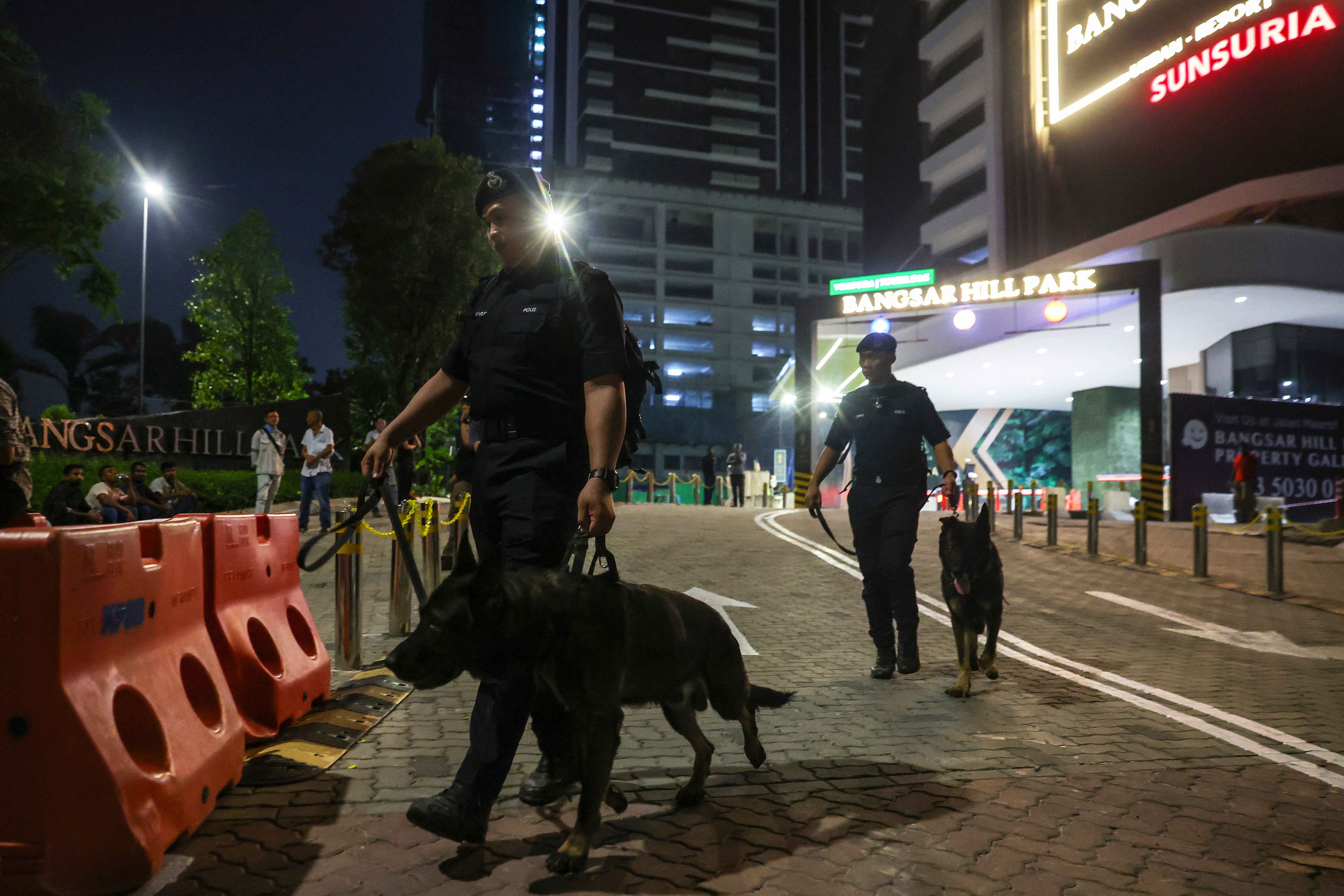 来自马来西亚皇家警察的K9单位在建筑工地发现了他的尸体