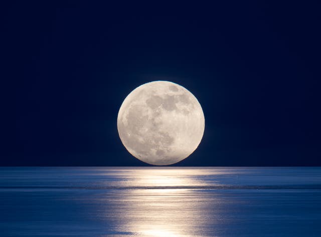 <p>Promenade under the major standstill Moon this month – or wait another 18 years…</p>