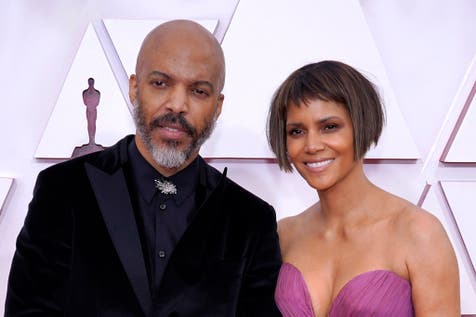 <p>Van Hunt proposed to Halle Berry, but she has not accepted yet</p>