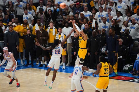 <p>Tyrese Haliburton #0 of the Indiana Pacers scores a basket with .3 seconds remaining</p>