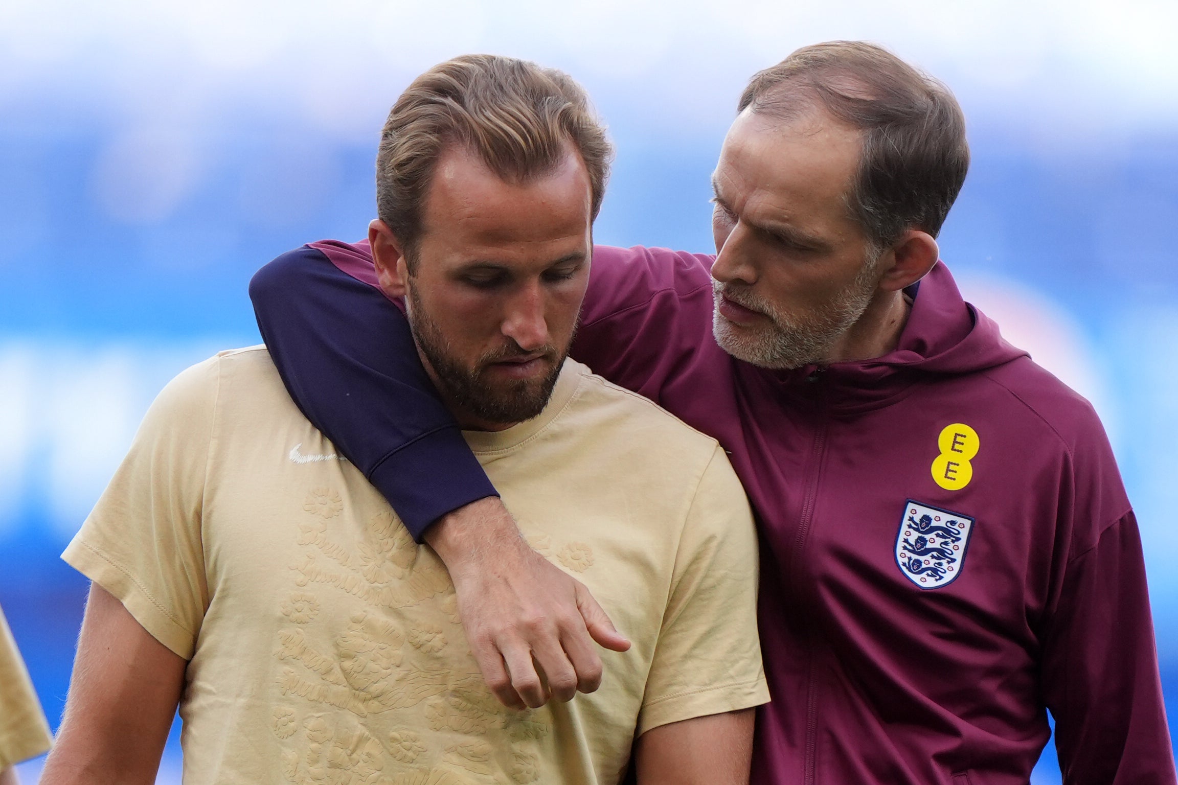 Thomas Tuchel (derecha) y el capitán de Inglaterra Harry Kane se preparan para el clasificatorio de la Copa Mundial contra Andorra