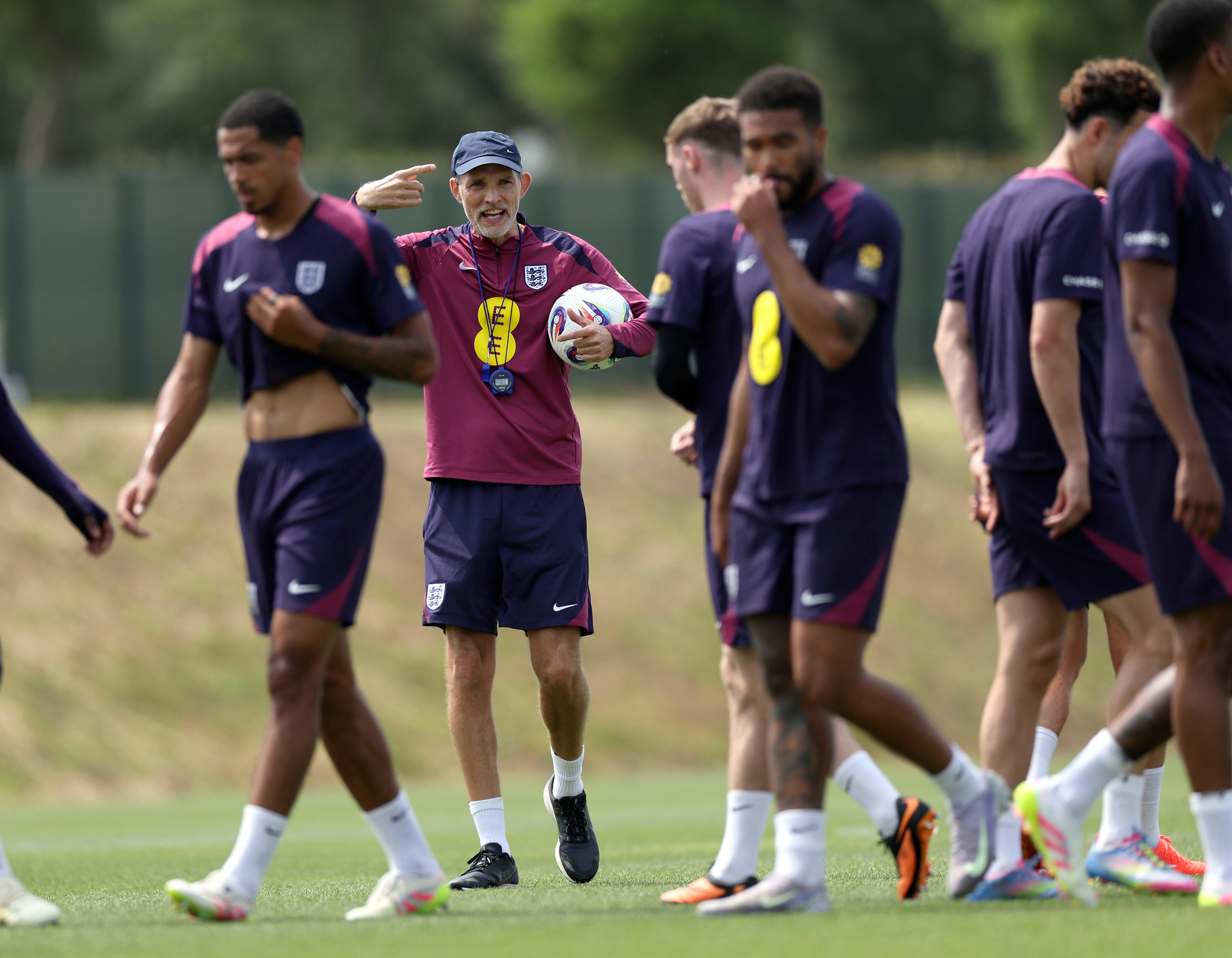 Tuchel espera inculcar un estilo de juego 'inglés' en su equipo, pero recauda la falta de tiempo de entrenamiento en el fútbol internacional