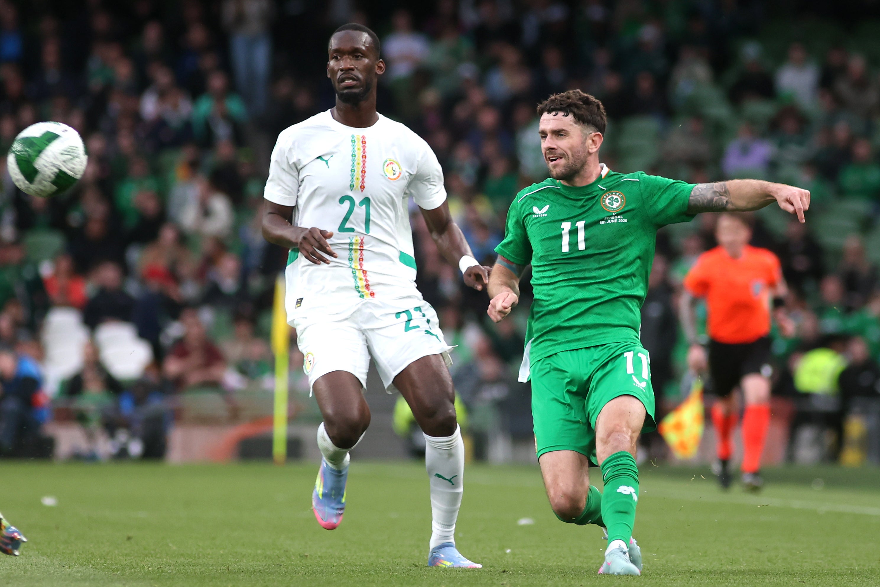 درجات Kasey McAteer كجمهورية أيرلندا والسنغال تعادل في دبلن جمهورية أيرلندا روبي برادي (يمين) ومعركة عبد الله سيما للسنغال من أجل الكرة (إيفان تريسي/با)