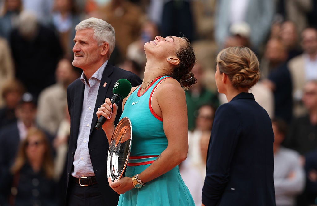 Sabalenka sa ospravedlnila slzami, keď hovorila s davom