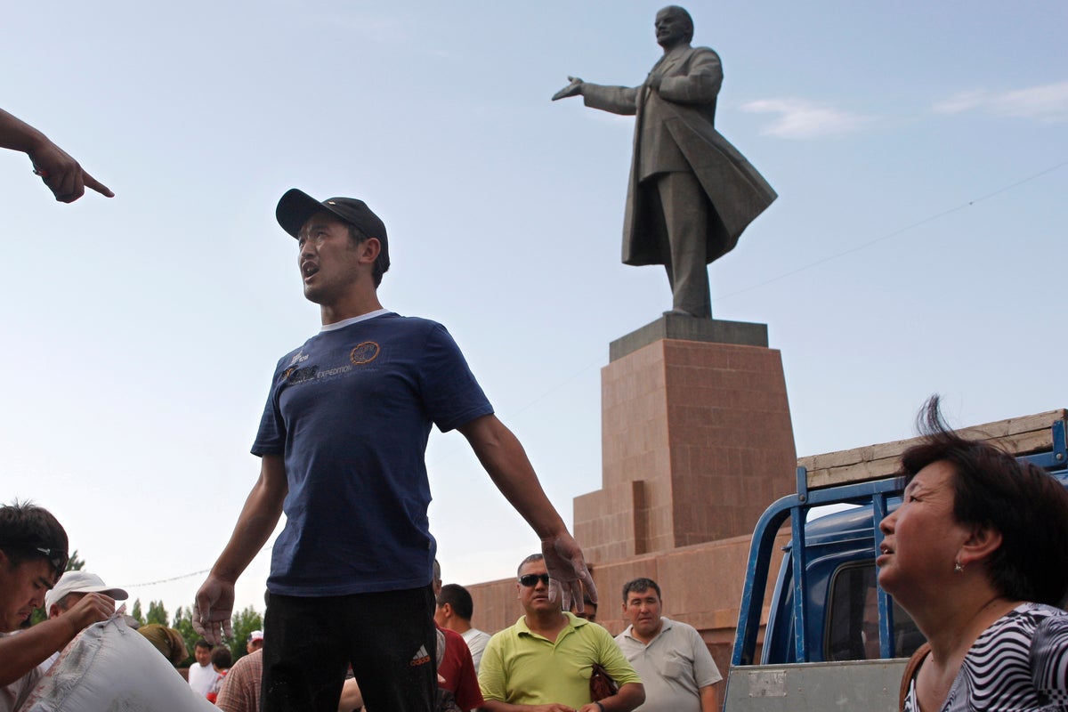 Kyrgyzstan removes towering Lenin statue from second city
