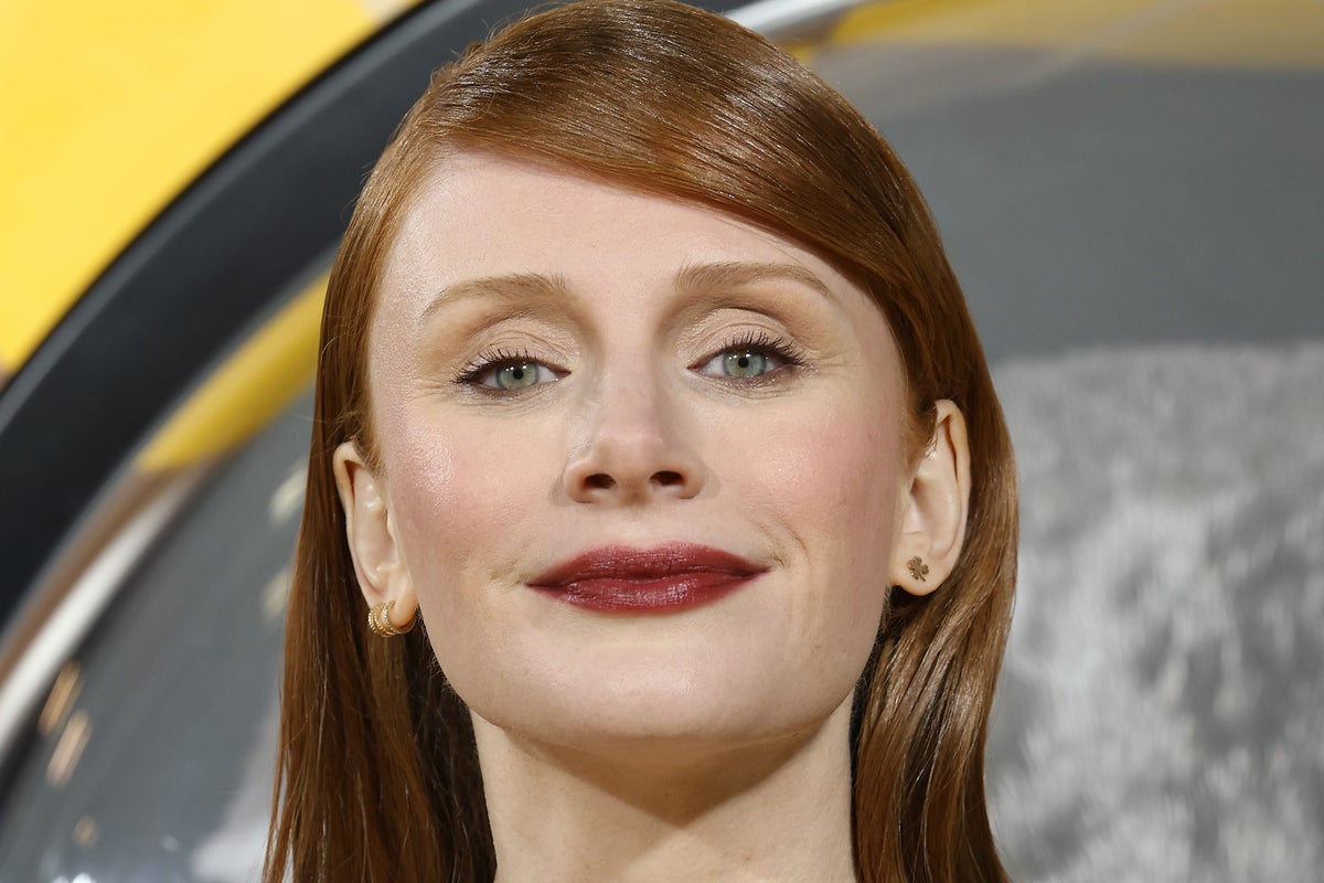 Bryce Dallas Howard says director of 2005 film ‘insulted’ her father and threw water in her face Bryce Dallas Howard says director of 2005 film ‘insulted’ her father and threw water in her face