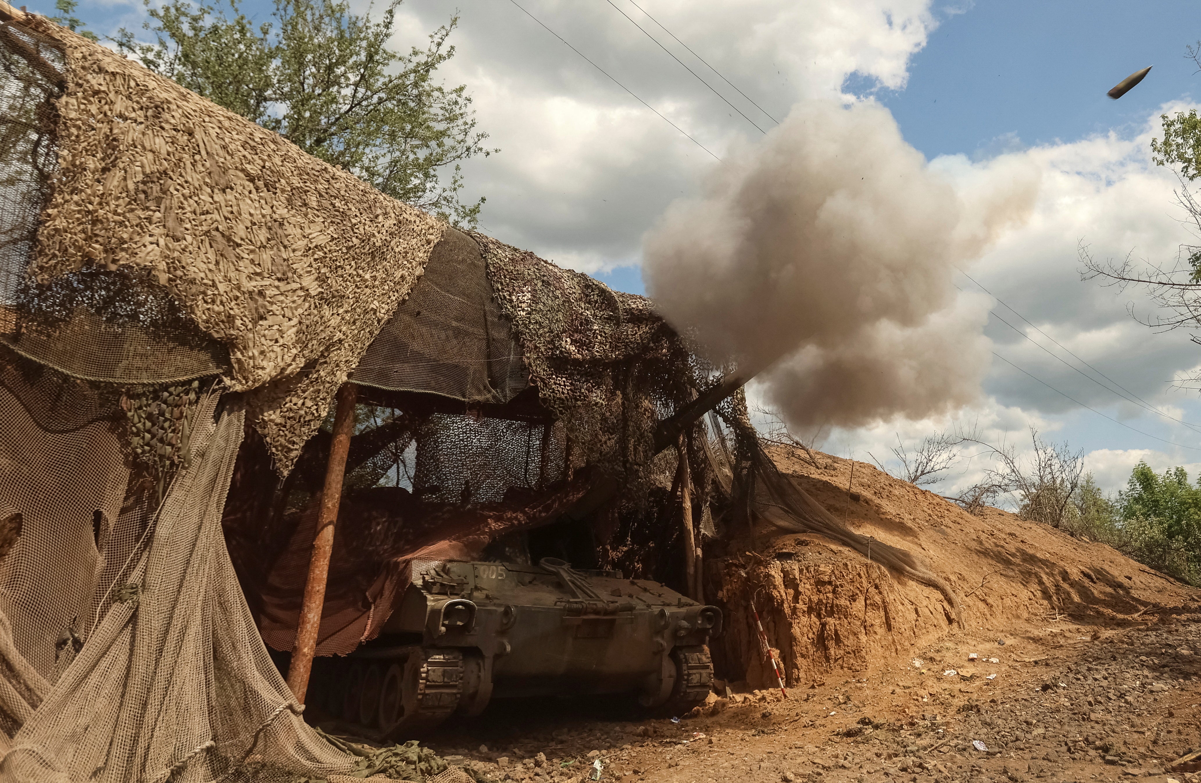 Servicemen of the Ukrainian Armed Forces fire a self-propelled howitzer towards Russian troops near the frontline city of Toretsk