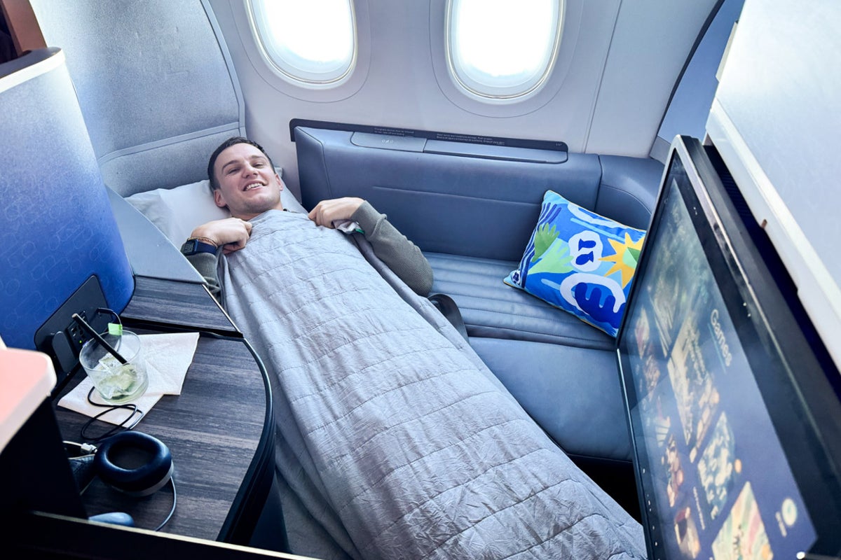 Expert issues top tips for beating jet lag