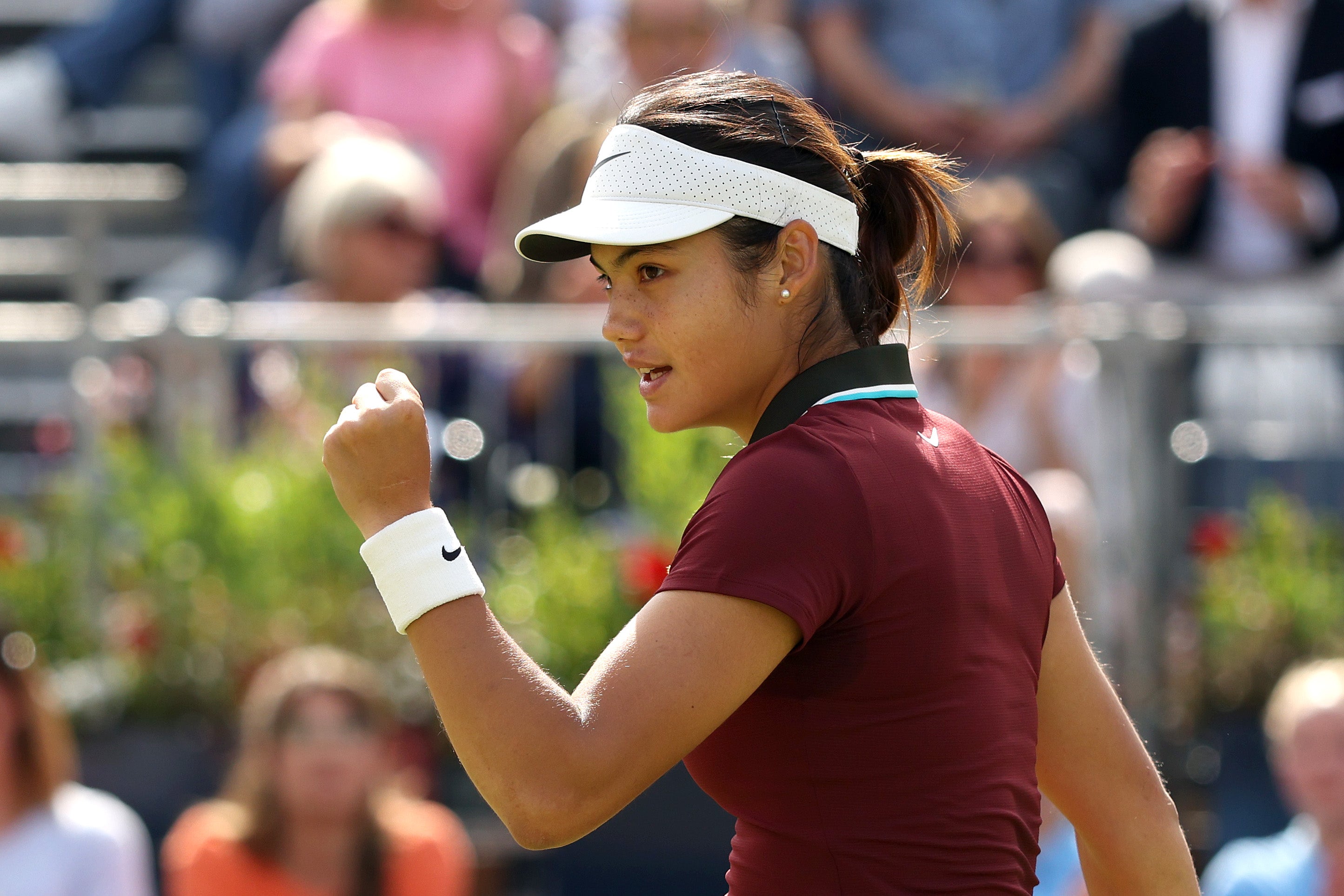 Emma Raducanu jazdí na prvom úspechu v Queen's