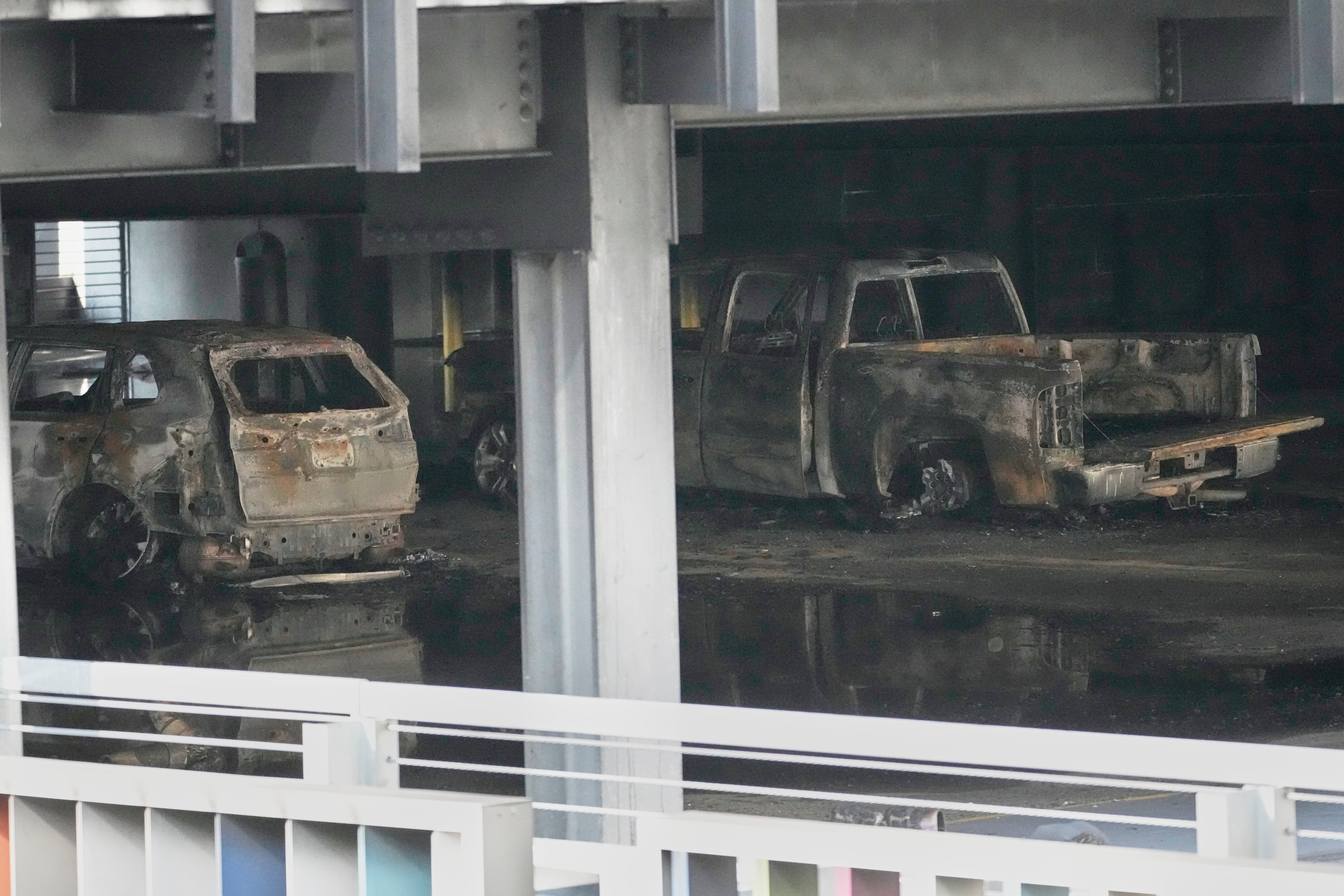 TENNESSEE-INCENDIO EN ESTACIONAMIENTO
