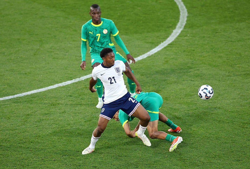 Myles Lewis-Skelleley luchó por la izquierda contra la potencia de fuego de Senegal