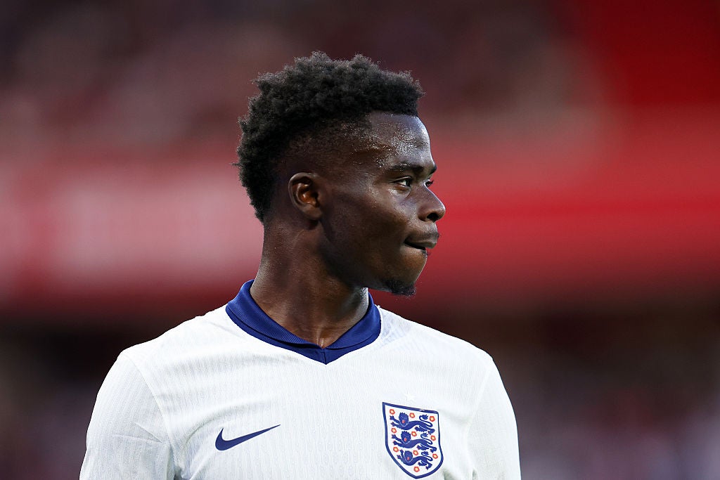 Bukayo Saka fue decepcionante en su regreso de Inglaterra
