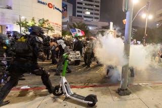 Violation of the police conflict with protesters during the demonstration after the Federal Immigration operation in Los Angeles on Monday