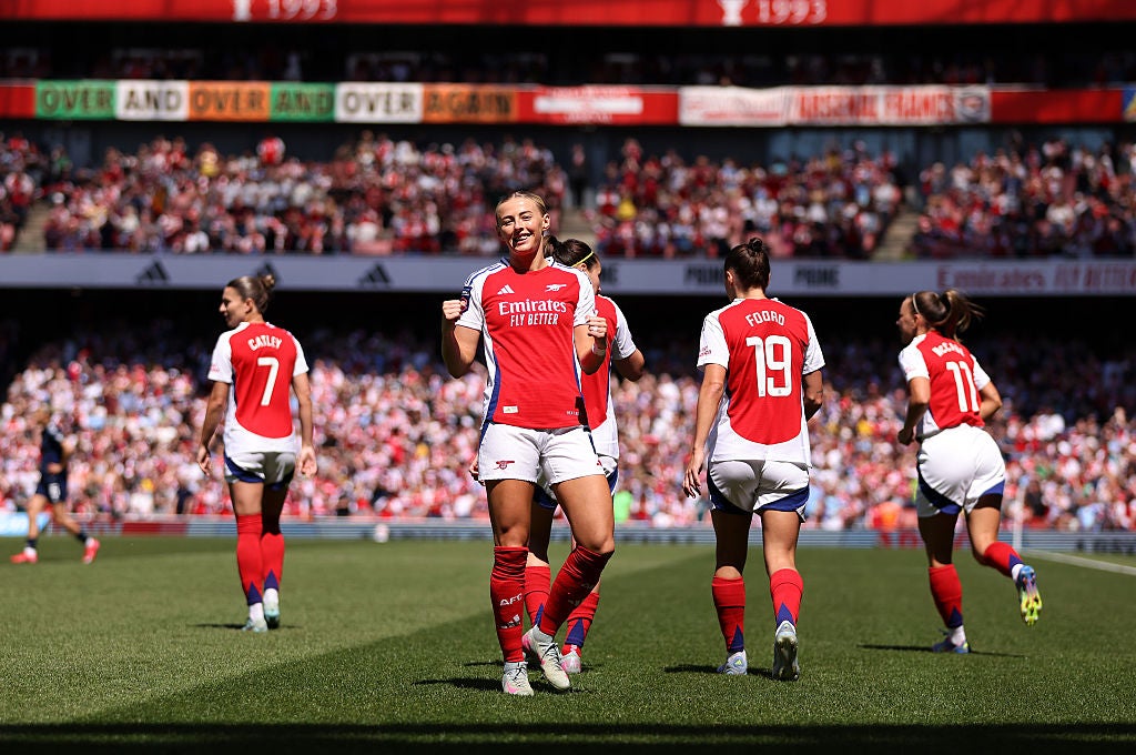 Chloe Kelly comemora a pontuação na vitória do Arsenal por 4-3 sobre o Manchester United