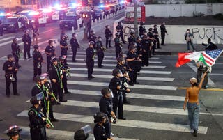 Police were mobilized to implement a curfew after entering into force during an ice protest on June 10 in the city center LA