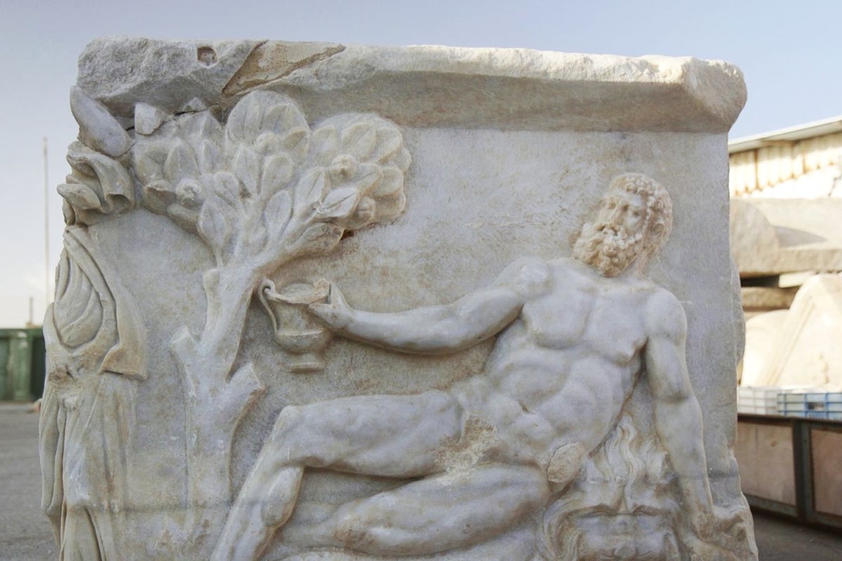 Archaeologists unearth Roman-era sarcophagus showing Greek gods in drinking contest Archaeologists unearth Roman-era sarcophagus showing Greek gods in drinking contest