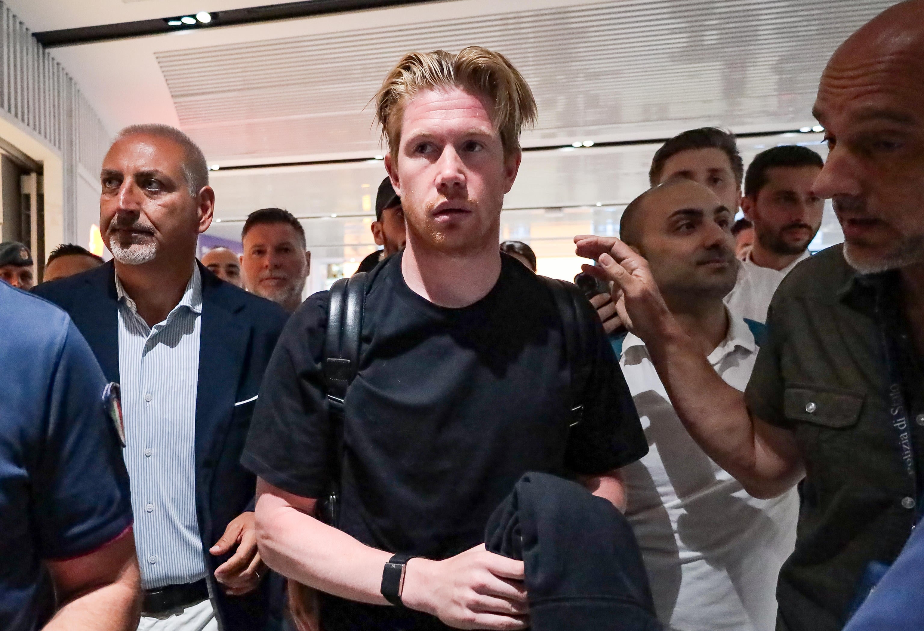 <p>Belgian midfielder Kevin De Bruyne (C) arrives at Rome's Fiumicino airport, in Rome, Italy</p>