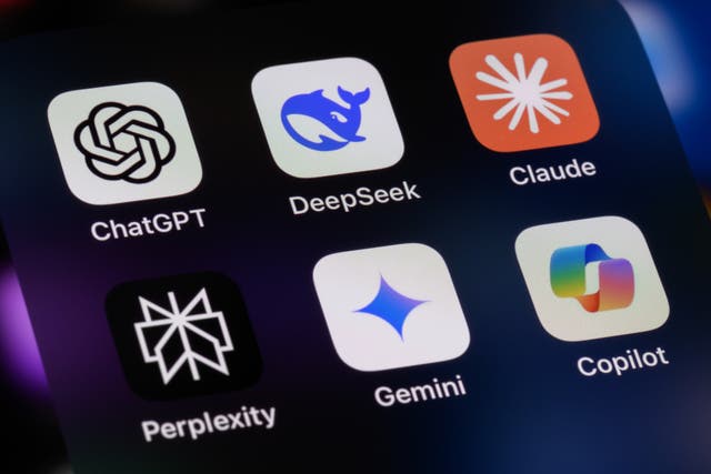 <p>Pantalla de un smartphone con aplicaciones de asistentes de inteligencia artificial —entre ellas ChatGPT, DeepSeek, Claude, Perplexity, Gemini y Copilot— en Toronto, Canadá, el 27 de enero de 2025</p>