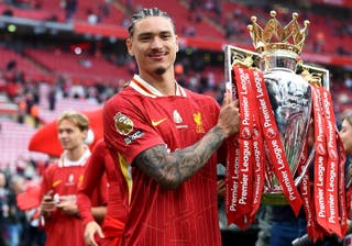 Darwin Nunez poses with the Premier League trophy