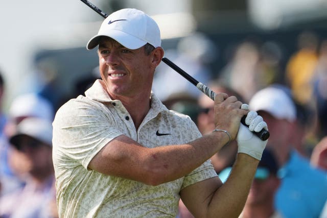 <p>Rory McIlroy had to battle for a four-over 74 as Oakmont</p>