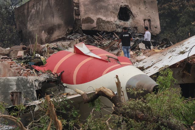 <p>Investigadores inspeccionan el lugar donde se estrelló el avión de Air India en Ahmedabad, India, el 13 de junio de 2025</p>
