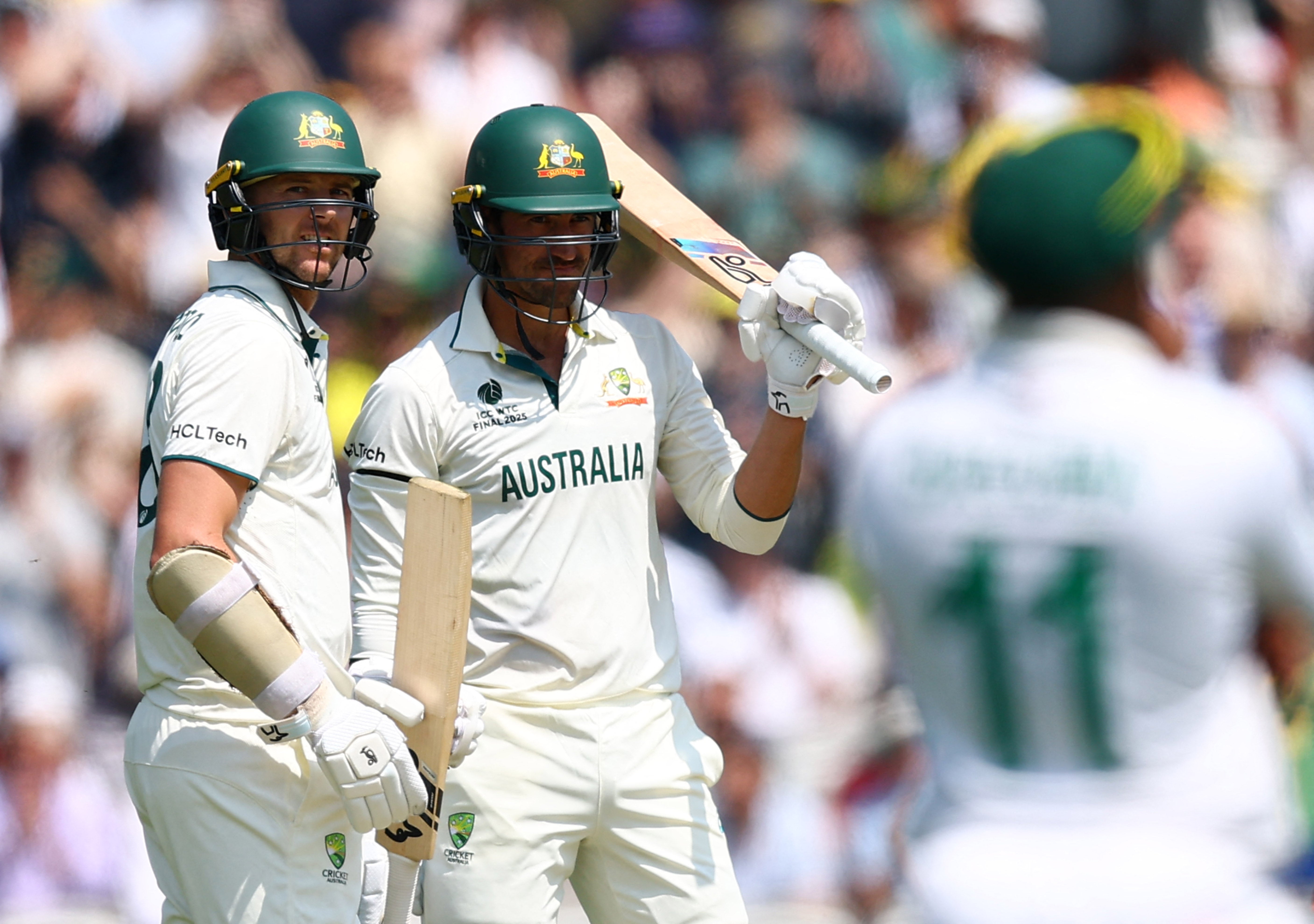 Parecia que poderia ser o Dia da Austrália quando Mitchell Starc fez 50 cedo