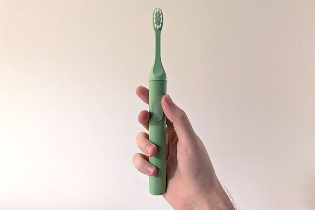 <p>The Suri electric toothbrush comes in five colourways: green, navy, white, black and peach</p>