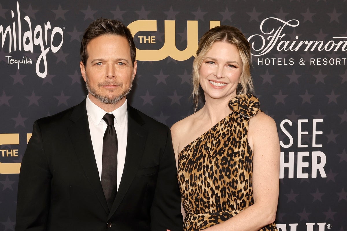 Kelley Wolf, Party of Five Scott's estranged wife, appears to be detained by police on livestream days after announcing divorce | The Independent